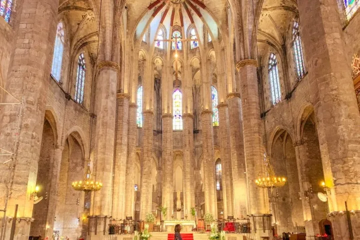 La nave de Santa Maria del Mar vista desde arriba desde las tribunas, sus columnas, sus candelabros y el ábside al fondo