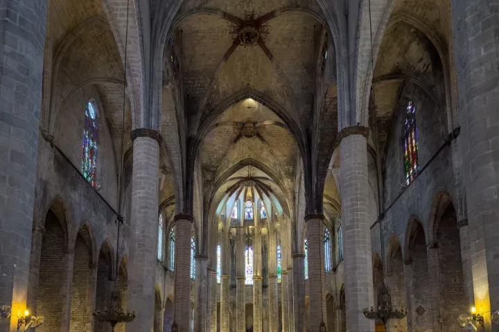 La nave de Santa Maria del Mar hacia el ábside, con sus columnas octogonales muy espaciadas y sus bóvedas de crucería