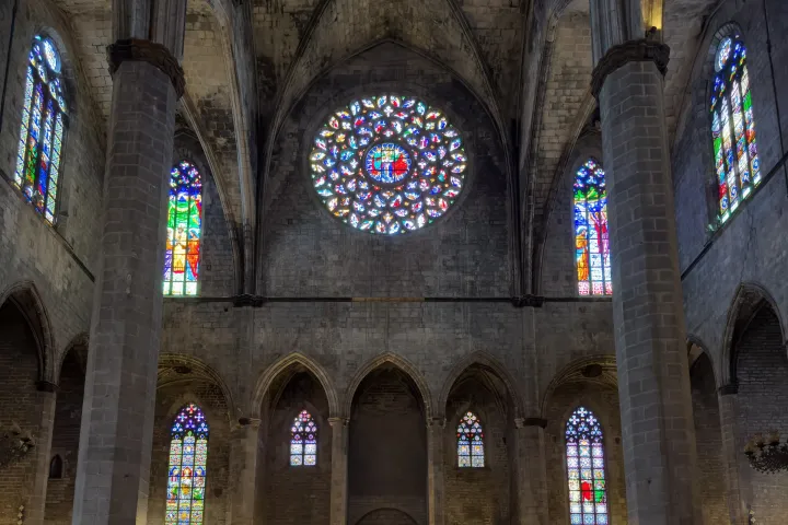 El rosetón de Santa Maria del Mar visto desde el interior, rodeado de las vidrieras estrechas que iluminan la piedra desnuda