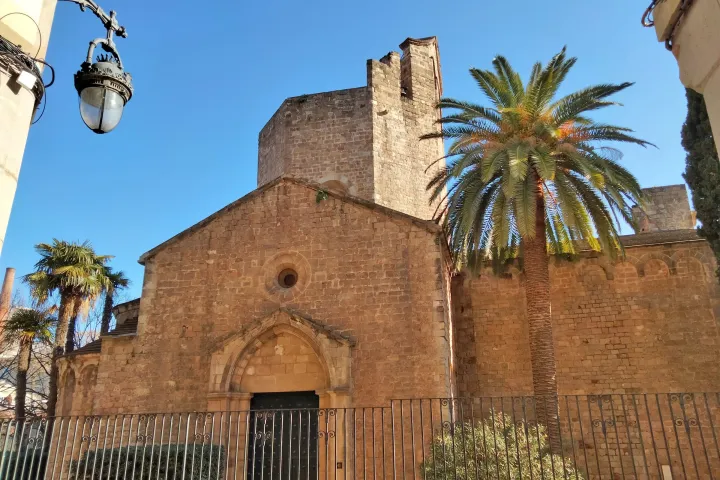 La facciata nord del monastero di Sant Pau del Camp e il suo campanile, dietro una palma