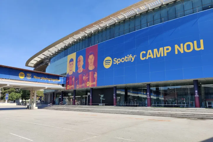La facciata blu dello Spotify Camp Nou e la sua esplanade, fotografate nel 2023 prima della ristrutturazione.