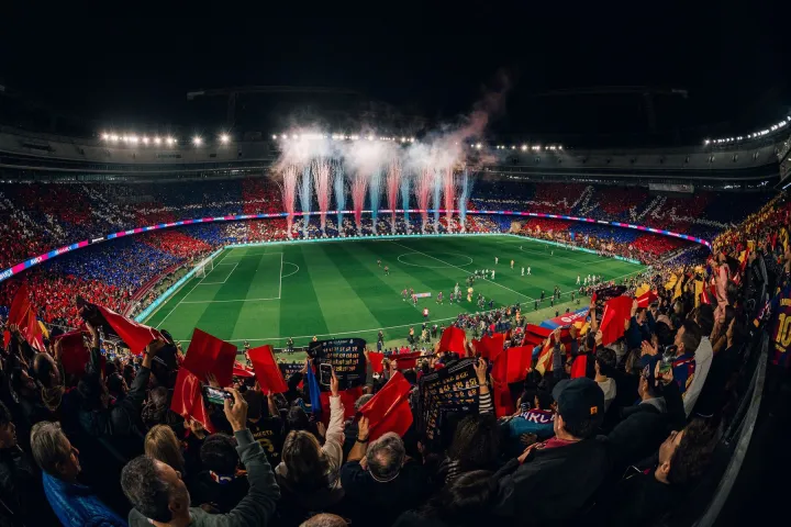 Panoramica dello Spotify Camp Nou prima del Clásico del 25 ottobre 2026, con il campo, le tribune occupate e il terzo livello ancora chiuso.
