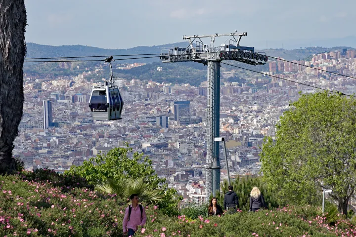 As cabines do Teleférico de Montjuïc em seu percurso aéreo em Barcelona