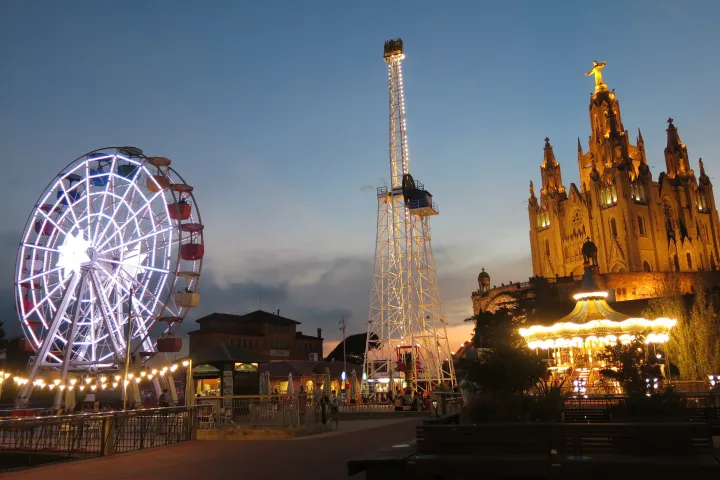 La grande roue illuminée, la tour Talaia et le temple du Sagrat Cor au crépuscule, au sommet du Tibidabo