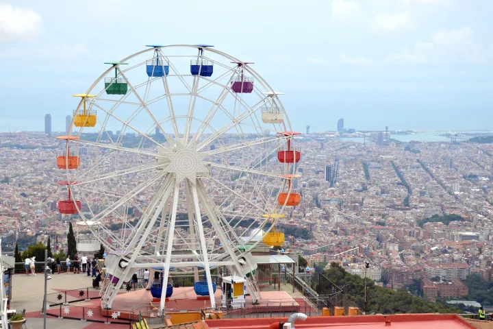 A roda-gigante Giradabo e suas cabines coloridas, com Barcelona e o mar ao fundo