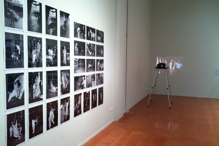 Une salle d'exposition du Centre de la Imatge, tapissée de tirages photographiques en noir et blanc au-dessus d'un sol de terre cuite