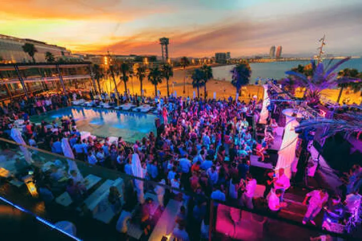 O Wet Deck do hotel W Barcelona, foto da seleção Barcelona.com.