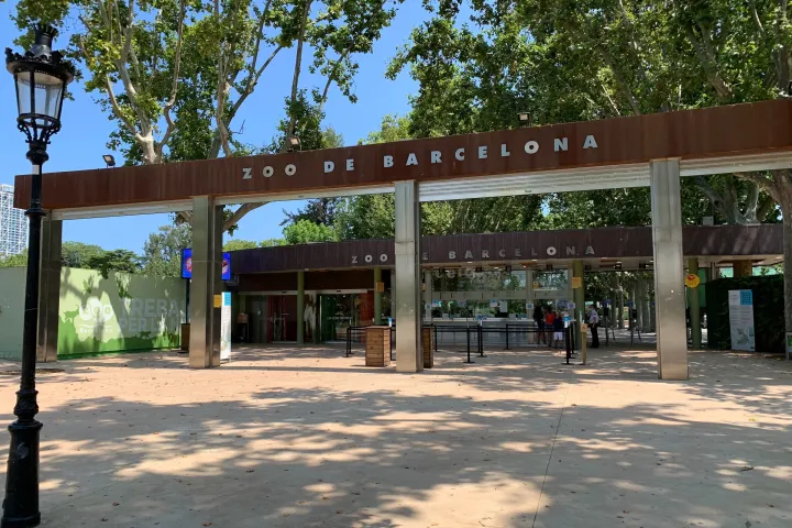 Portique d'entrée du Zoo de Barcelone sous les platanes du parc de la Ciutadella