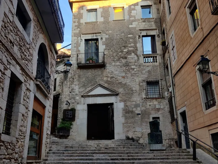 Eine schmale Treppe führt zwischen den steinernen Fassaden der Altstadt hinauf.