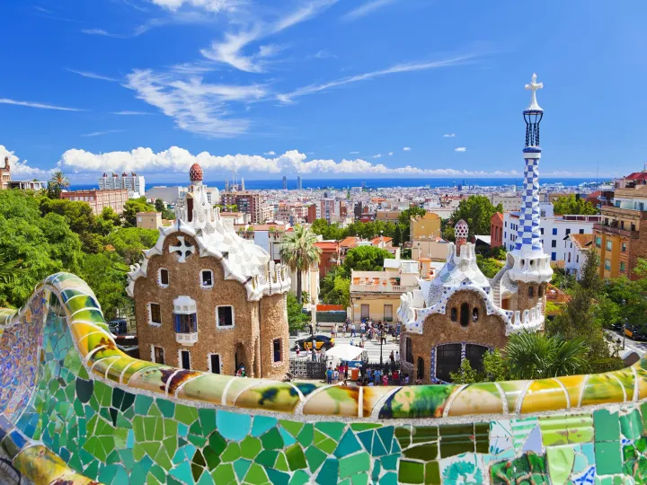 Le banc ondulé de la place de la Nature et, en contrebas, les pavillons de l’entrée du Parc Güell