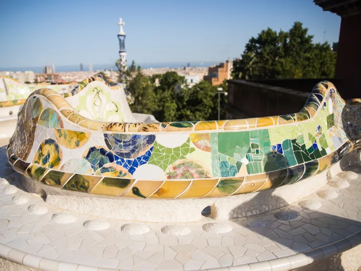 Le banc ondulé recouvert de trencadís qui borde la place de la Nature, avec Barcelone en arrière-plan