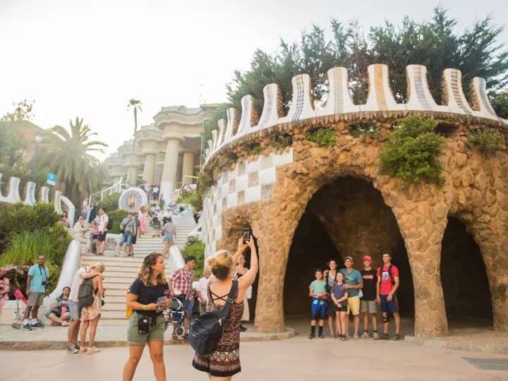L’escalier monumental du Parc Güell et la salle hypostyle, vus depuis l’entrée