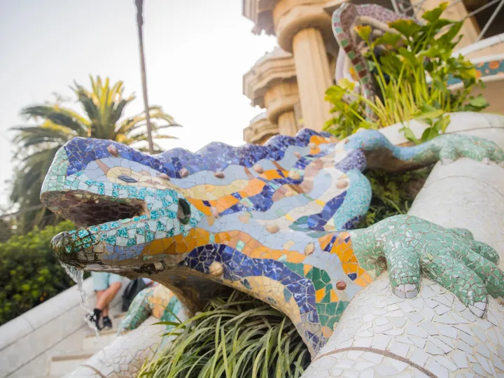 La salamandra in trencadís della scalinata del Parc Güell, vista di fronte