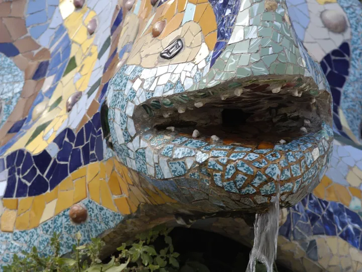 La bocca della salamandra del Parc Güell, da cui scorre l'acqua della cisterna