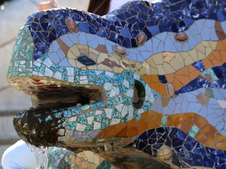 Primo piano sul mosaico della testa della salamandra del Parc Güell
