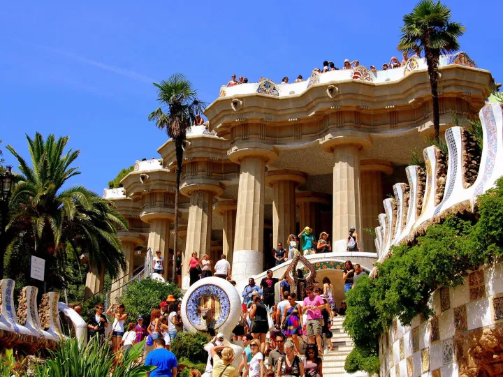 A fachada da sala hipóstila do Parque Güell, vista da escadaria monumental