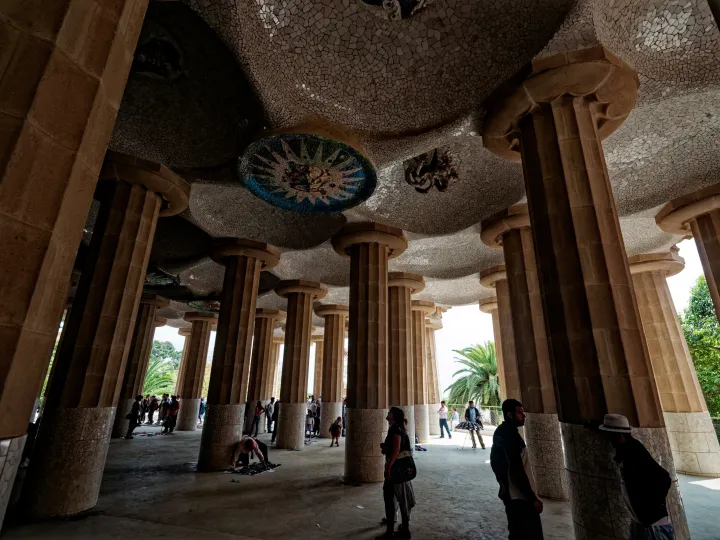 As cúpulas do teto da sala hipóstila e um medalhão em mosaico