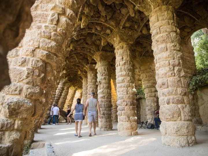 Le porche de la Lavandière au Parc Güell, ses colonnes de pierre inclinées formant une vague