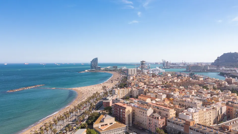 A Barceloneta vista do céu: a praia, o bairro em formato de grade, Port Vell e Montjuïc ao fundo