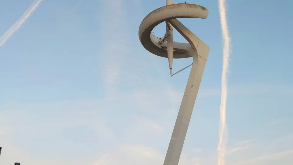 La torre delle comunicazioni di Calatrava che si staglia nel cielo del tardo pomeriggio, sopra l'esplanade olimpica di Montjuïc