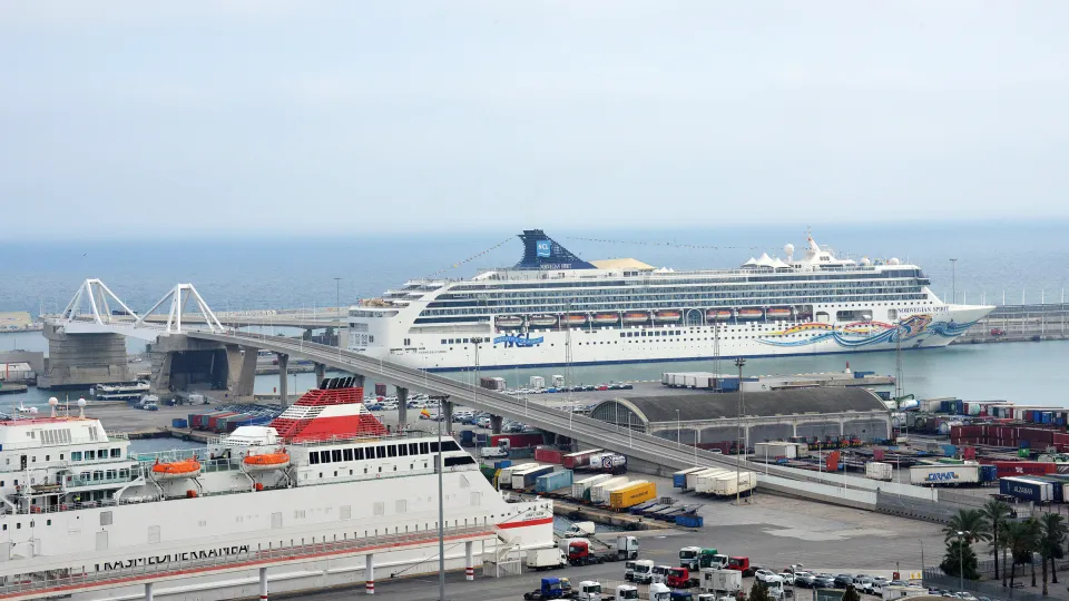 Os navios de cruzeiro atracados nos terminais do Moll Adossat, vistos a partir de Montjuïc, com os cais e as embarcações do porto de cruzeiros