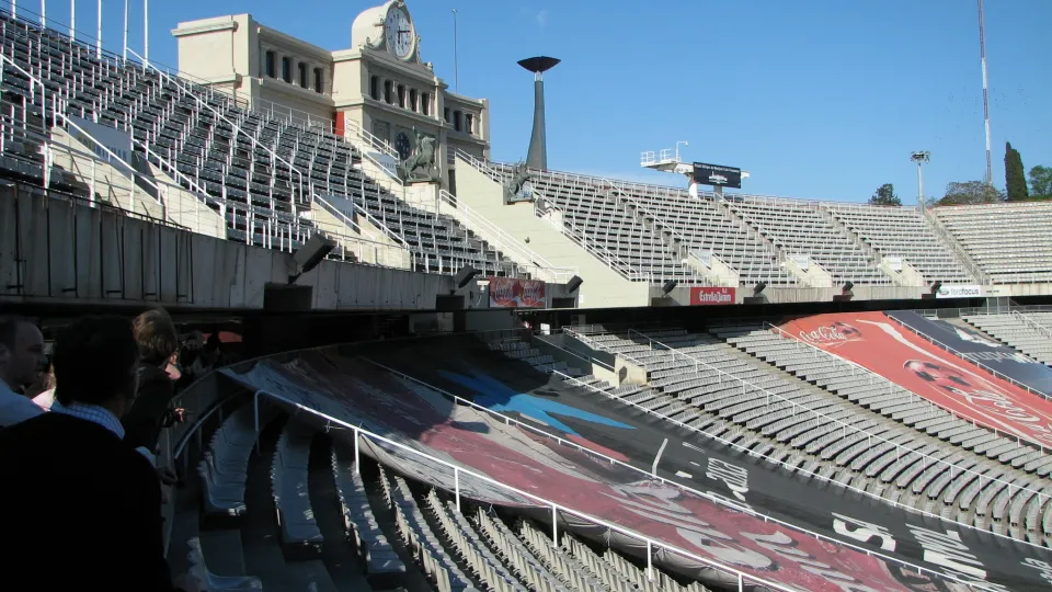 El recinto del Estadio Olímpico Lluís Companys, sus gradas y su torre-reloj, desde las tribunas