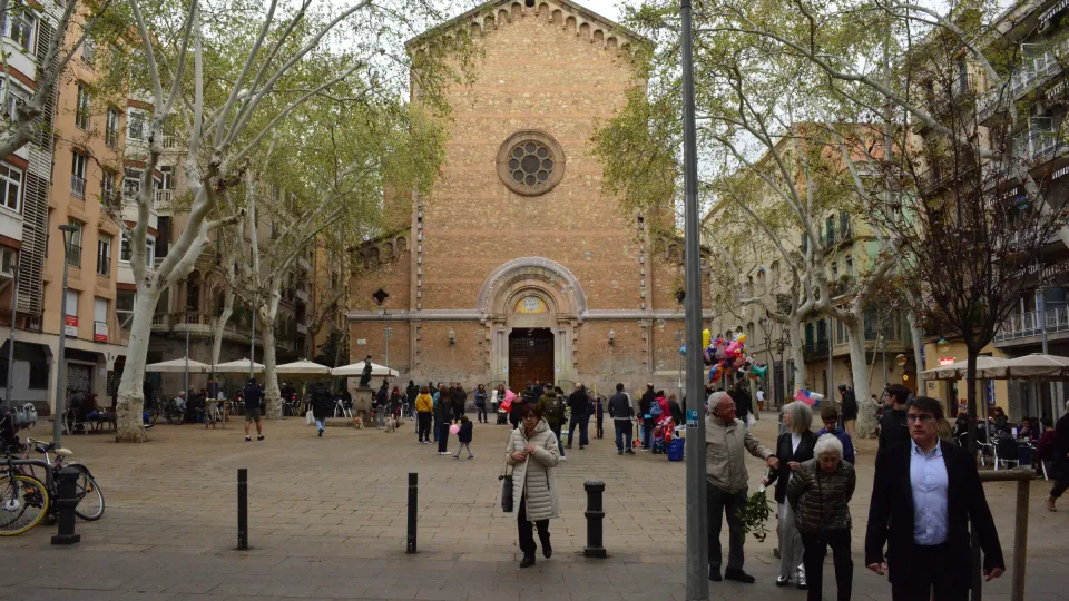 La chiesa di Sant Joan de Gràcia e le terrazze di Plaça de la Virreina sotto i platani
