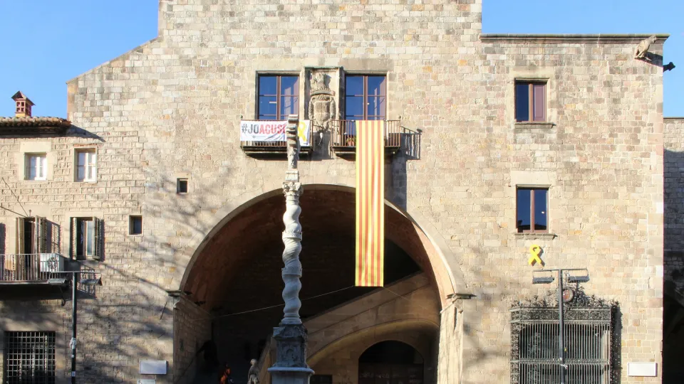 Il grande arco d'ingresso dell'antico Hospital de la Santa Creu, oggi Biblioteca de Catalunya