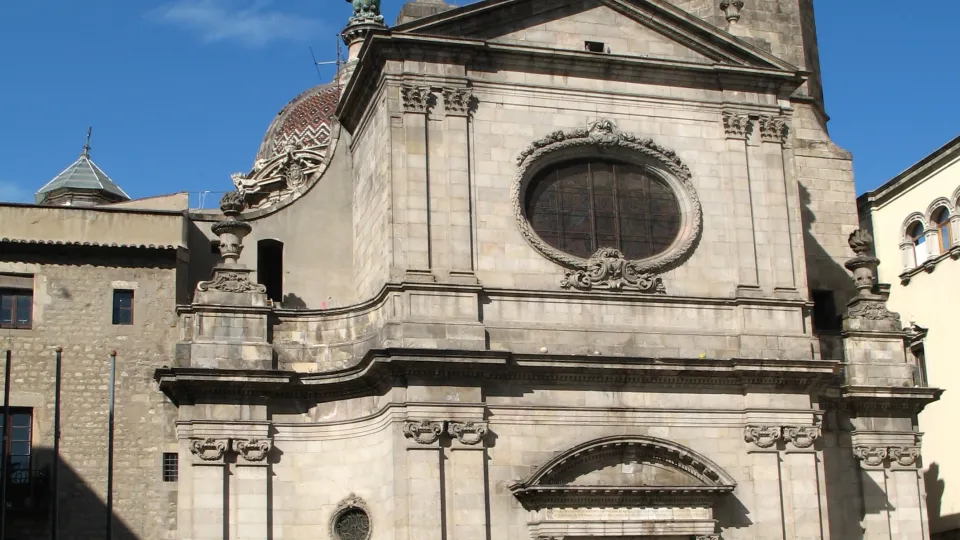 La fachada barroca de la basílica de la Mercè, su campanario y su cúpula coronada por la Virgen de bronce