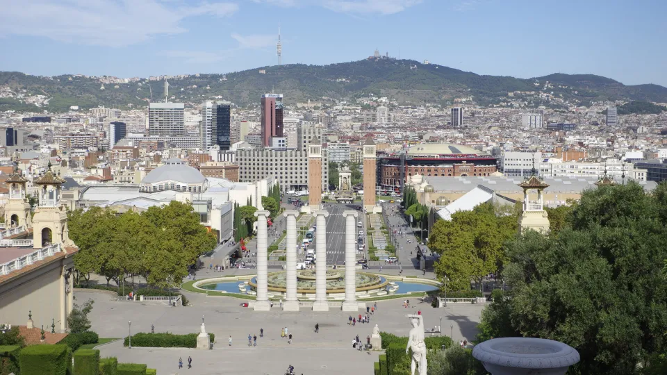 Barcelona vista do Palau Nacional de Montjuïc: as Quatro Colunas, a Avinguda de la Reina Maria Cristina, as torres venezianas da Plaça d'Espanya e Collserola ao fundo