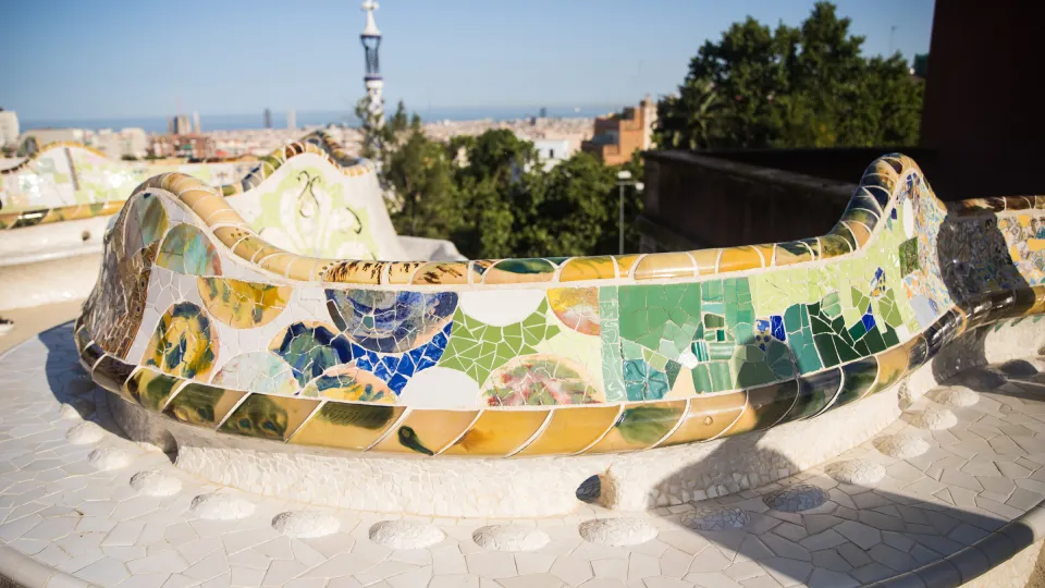 Le banc ondulé de la place de la Nature au Parc Güell, et Barcelone en contrebas