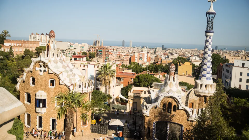Os pavilhões da entrada do Parque Güell e Barcelona ao fundo, vistos do terraço da Praça da Natureza na luz da manhã