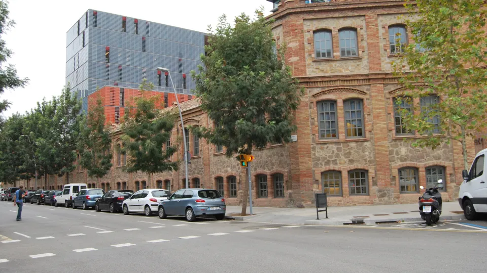 La antigua fábrica de ladrillo de Ca l'Aranyó y, detrás, un edificio contemporáneo del 22@: el Poblenou entre pasado industrial y ciudad nueva