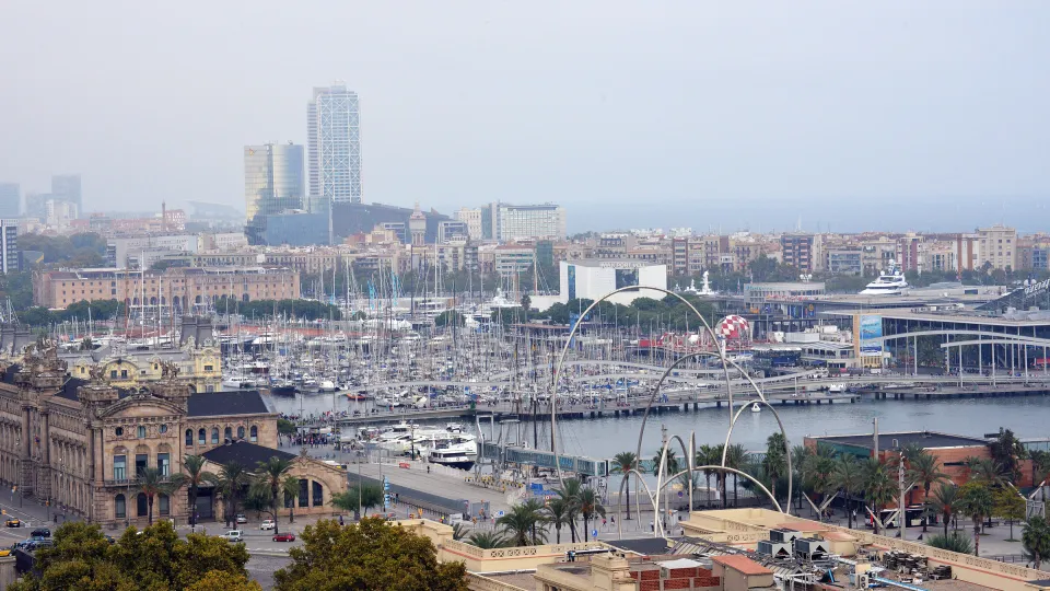 O porto de Barcelona visto de Montjuïc: Port Vell, a Rambla de Mar, Maremagnum e, ao longe, as torres do porto olímpico