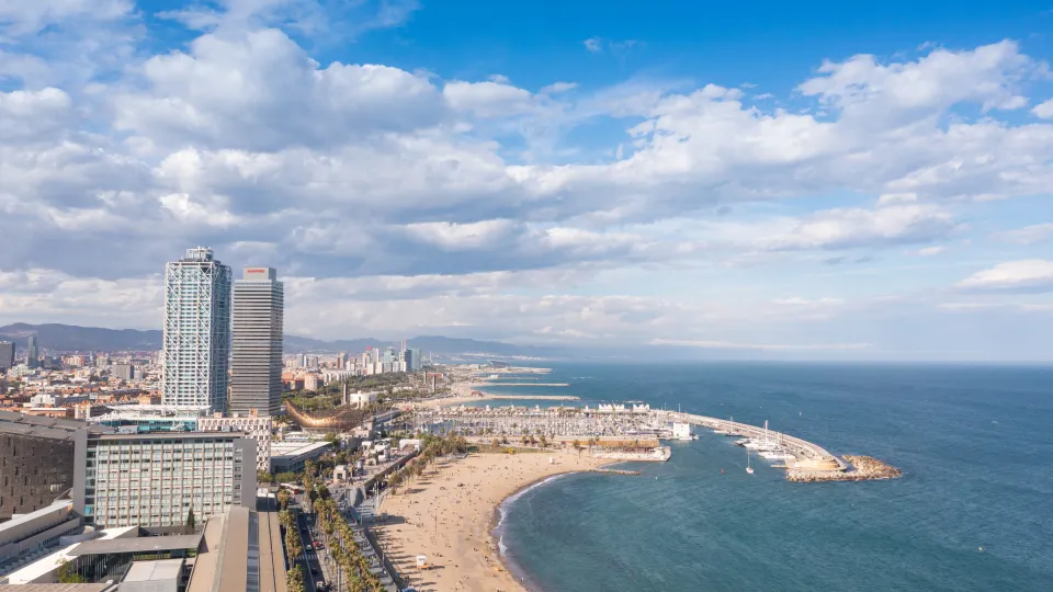 O porto olímpico visto do céu: a praia de Somorrostro, a marina e as duas torres do Hotel Arts e da Torre Mapfre