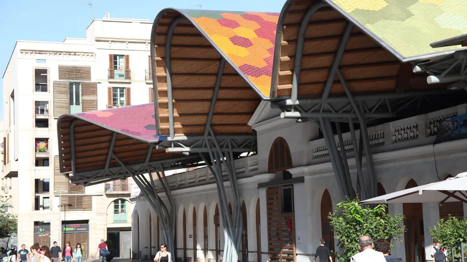 El techo ondulado y colorido del Mercat Santa Caterina sobre las arcadas del antiguo mercado