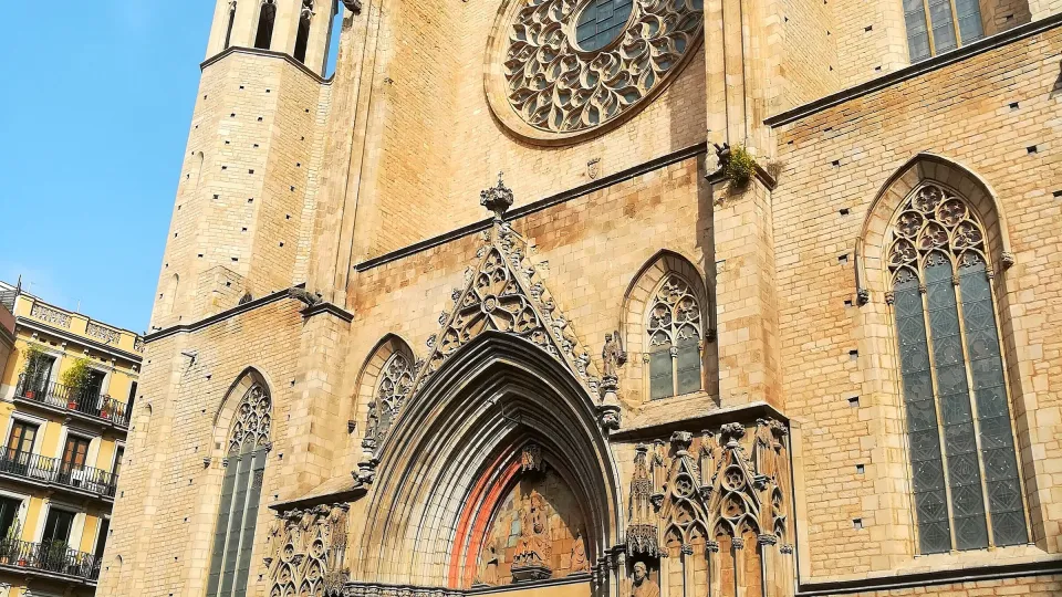 La fachada gótica de Santa María del Mar, su gran rosetón y sus dos torres octogonales, bajo un cielo azul