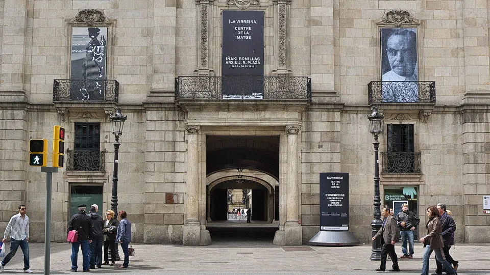 La façade du palais de la Virreina vue depuis la Rambla, ses balcons de fer forgé et sa balustrade sommée de vases