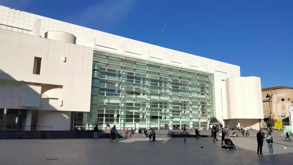 La façade blanche et vitrée du MACBA, ouverte sur la vaste esplanade de la plaça dels Àngels