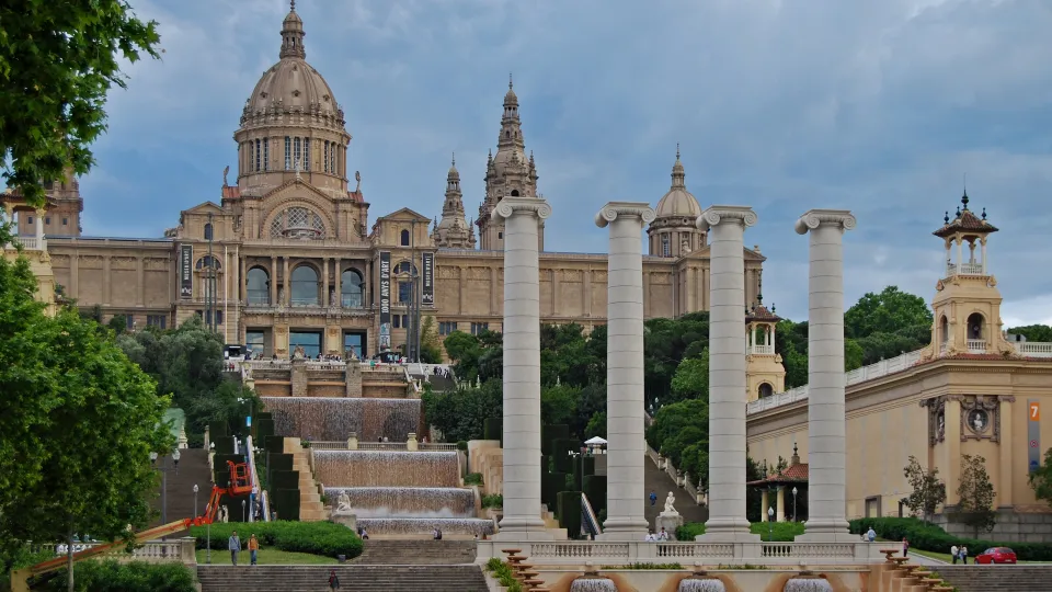 Le Palau Nacional et ses coupoles au sommet de Montjuïc, derrière les Quatre Columnes et les cascades