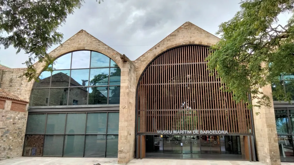 Los grandes arcos de piedra de las Drassanes Reials, antiguos astilleros medievales convertidos en el Museu Marítim