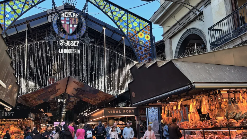 Der Eingang zum Markt La Boqueria von den Ramblas aus, unter seinem Glas- und Eisenvordach