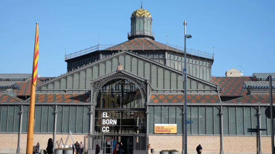 Die gusseiserne und gläserne Halle von El Born, ihr Metallgerüst, die grünen und orangefarbenen Ziegeldächer und ihre Laterne