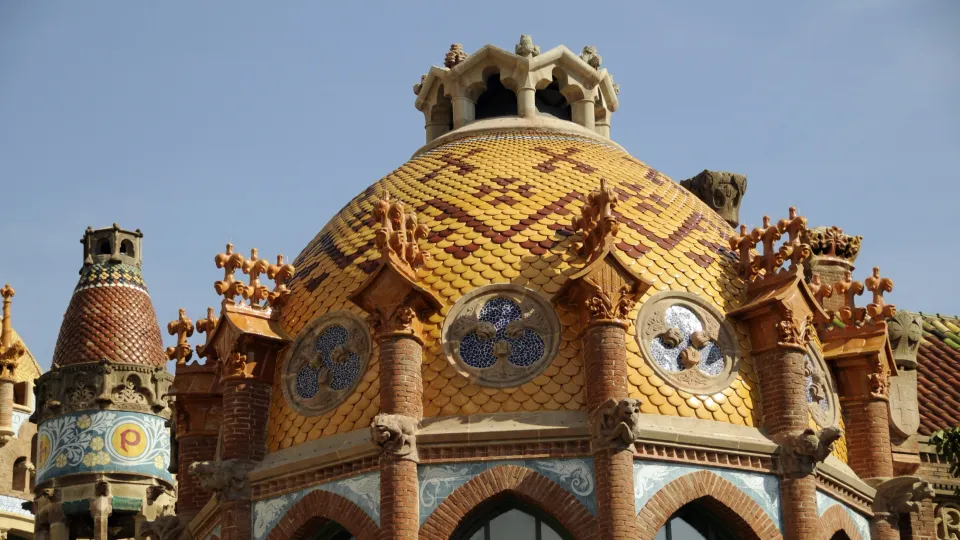 Die goldene Keramikkuppel des Operationspavillons des Krankenhauses Sant Pau, ein Werk von Domènech i Montaner