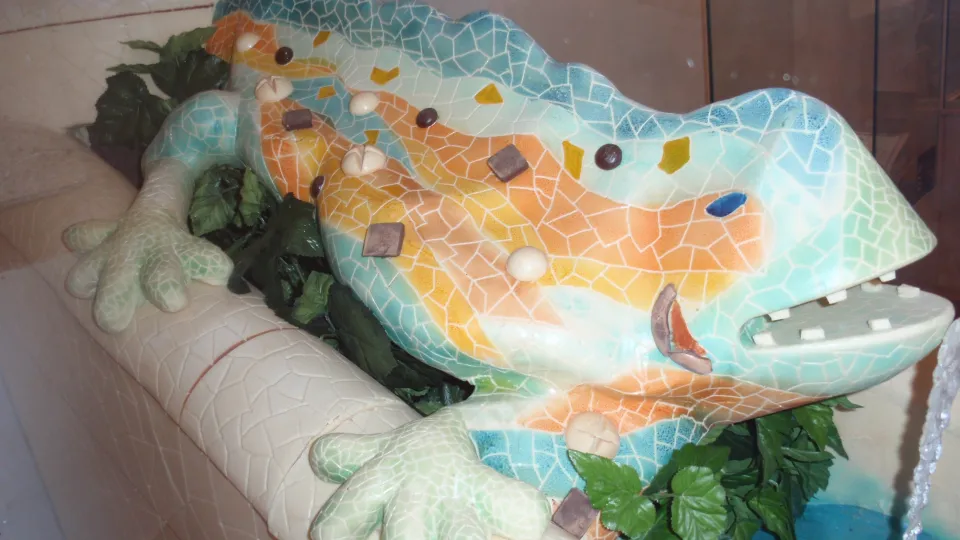Una réplica de chocolate del lagarto de mosaico del Park Güell, con escamas azules, verdes y naranjas