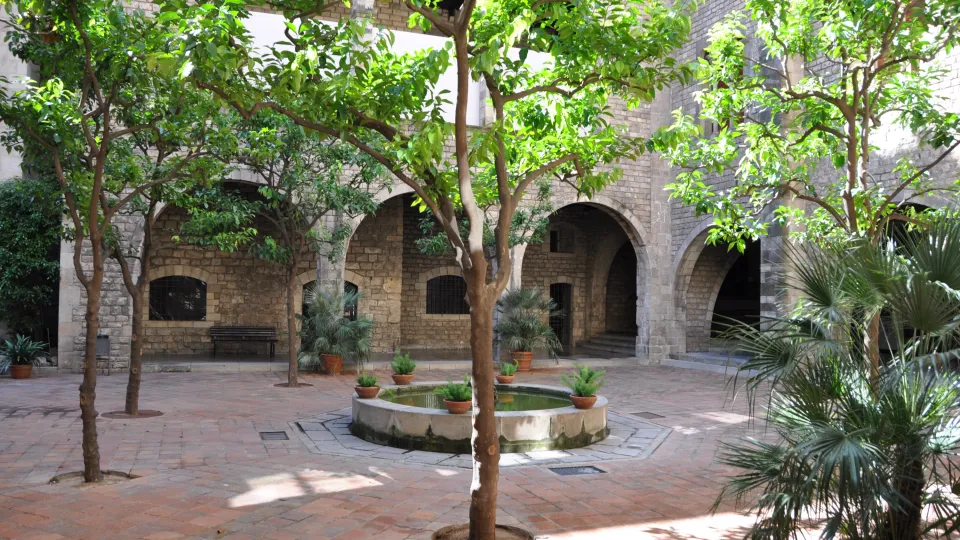 O pátio plantado com laranjeiras do museu, ladeado por arcadas góticas, com sua bacia central