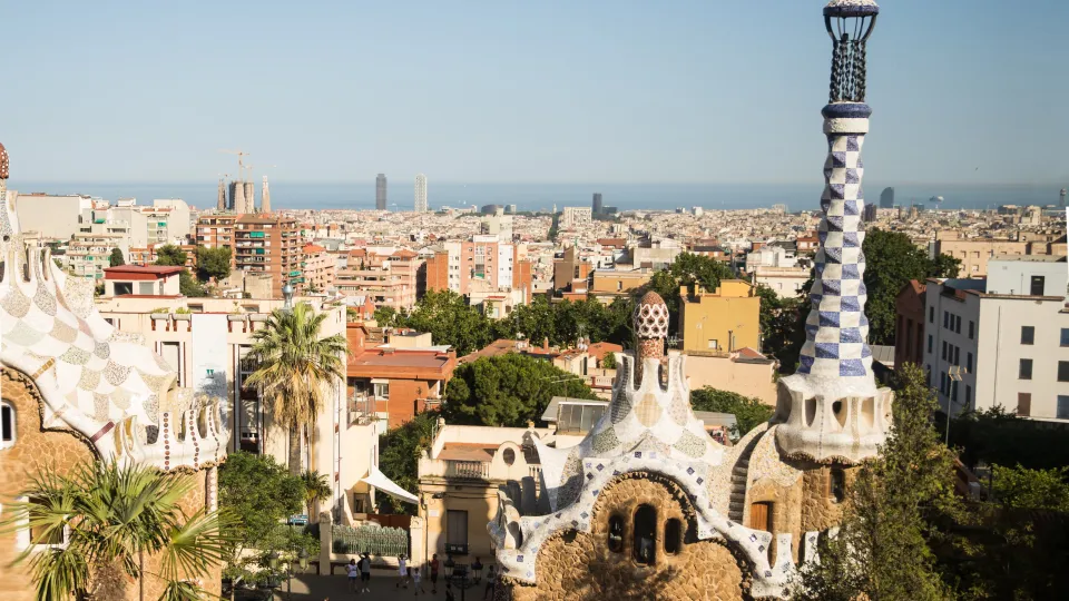 Les pavillons de l’entrée du Parc Güell et Barcelone jusqu’à la mer