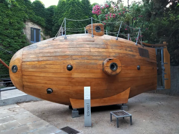 La réplica de madera del Ictíneo, el primer submarino de Narcís Monturiol, en el patio del Museu Marítim