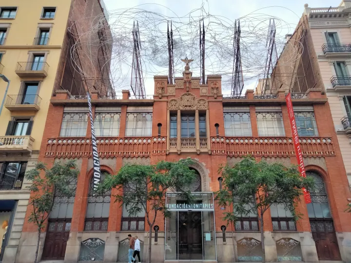 A fachada de tijolo e ferro da Fundação Antoni Tàpies, coroada pela escultura de fio metálico de Antoni Tàpies