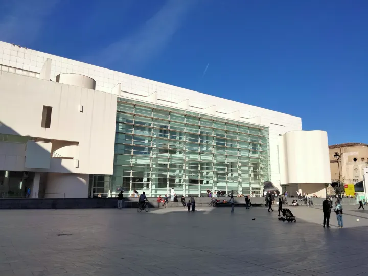 La façade blanche et vitrée du MACBA, ouverte sur la vaste esplanade de la plaça dels Àngels